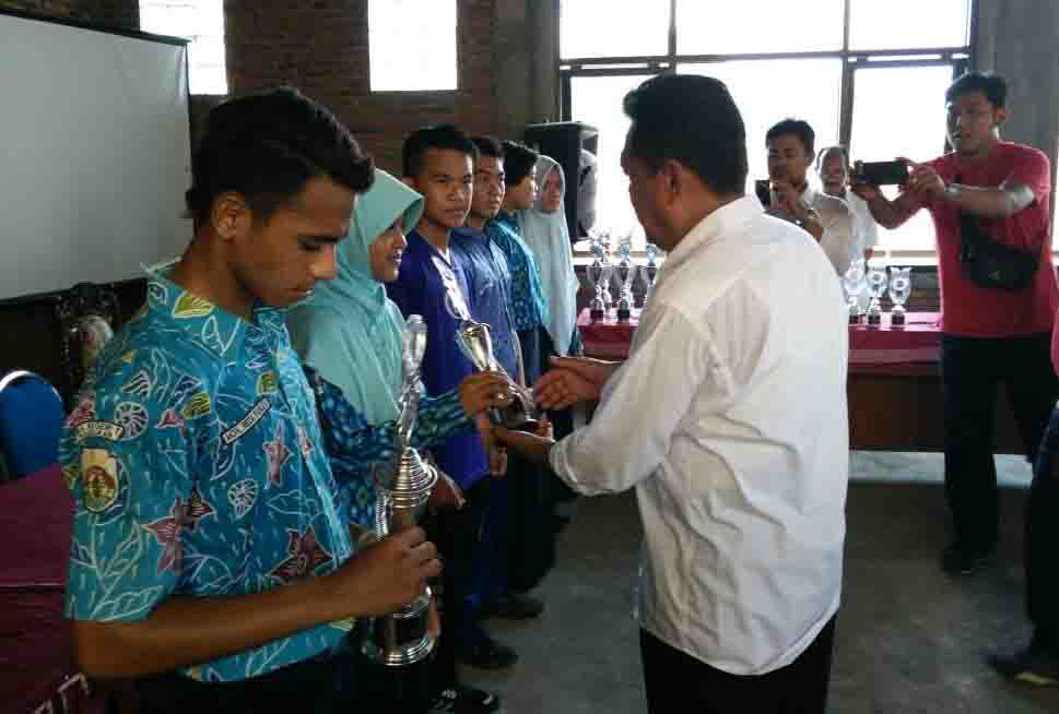 PENYERAHAN TROPY KEJUARAAN O2SN 2016
